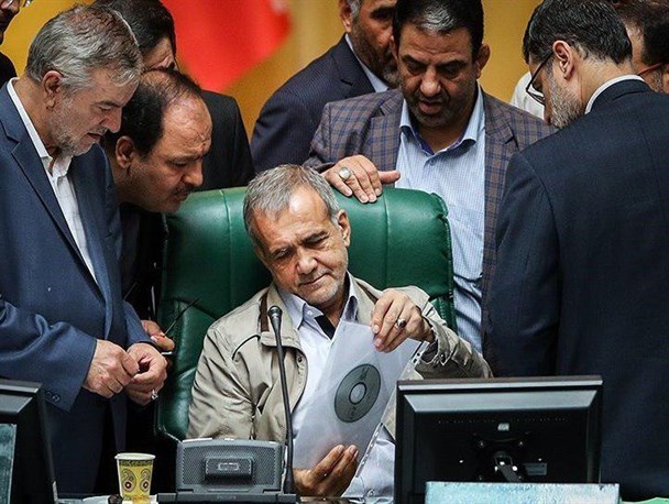 حاشیه‌ی انتشار فیلم هتاکی نماینده سراوان /در انتظار تصمیم پزشکیان
