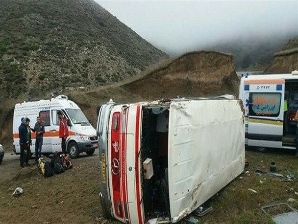 واژگونی مینی‌بوس در محور خرم‌آباد- ویسیان/ ۱۱ نفر مصدوم شدند