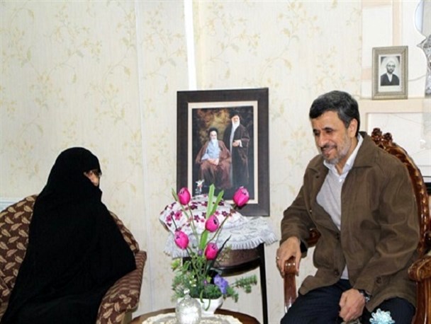 محمود احمدی نژاد از «ام الشهدا جنیدی» عیادت کرد + تصاویر