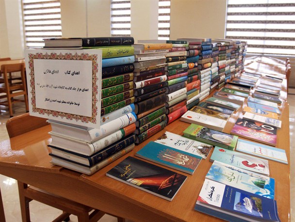 اهدای ۱۰۰۰ جلد کتاب توسط خانواده شهید زراعتکار به کتابخانه کاشمر