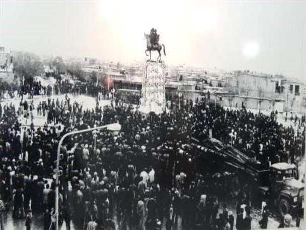 ۲۷ دی ۱۳۵۷،سالروز سرنگونی مجسمه پهلوی دوم بدست انقلابیون هفشجان