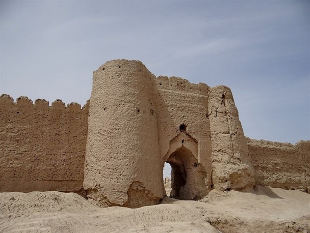 استقبال از گردشگران با آثار تاریخی مخروبه!/ آثار ملی زخمی کلنگ جویندگان گنج+ تصاویر