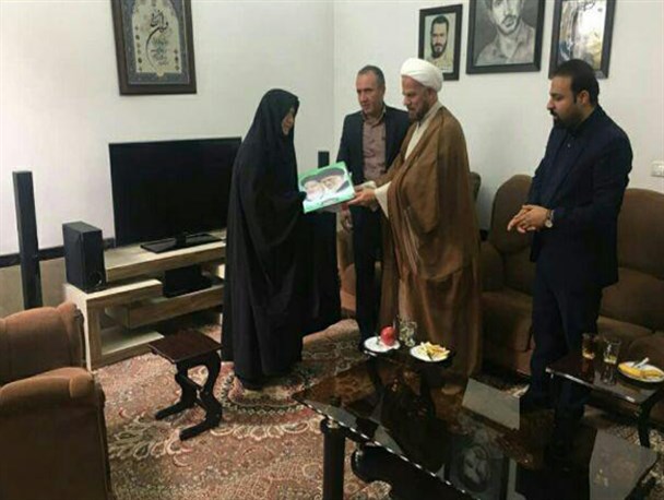 مسئولین بیضا با خانواده شهیدان احمدی دیدارکردند
