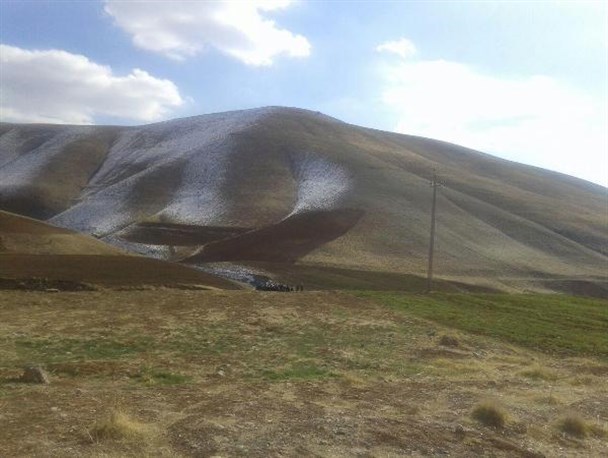 قهر زمستان برفی با کوه‌های بلند اسدآباد به روایت تصویر