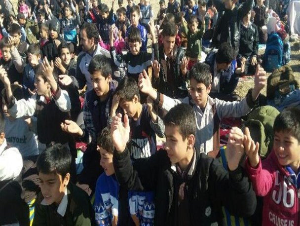 دانش‌آموزان کمیجانی نماز طلب باران خواندند+تصاویر