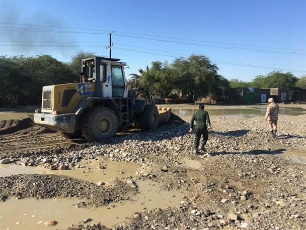 بازگشایی مسیر مواصلاتی زرآباد جاسک با کمک بسیجیان و پاسداران