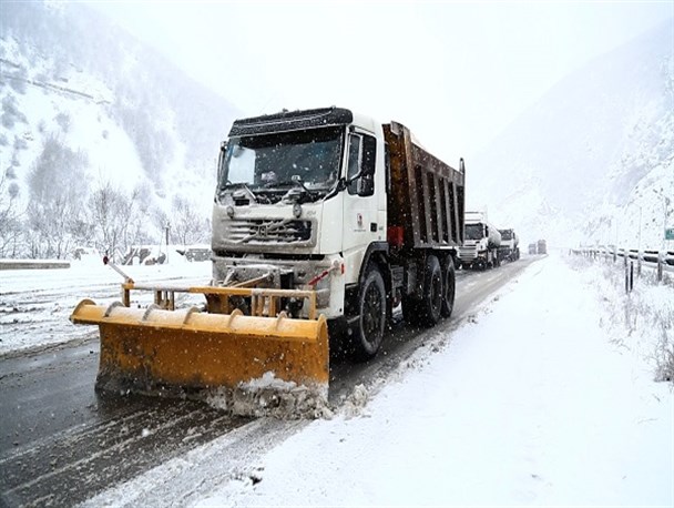 برف‌روبی ۲۰۵۰کیلومتر از محورهای کوهستانی مازندران/ بارش برف و باران ادامه دارد