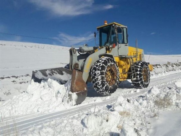 برف و کولاک راه ارتباطی ۱۵۰ روستای بیجار را مسدود کرد/ اسکان مسافران سه دستگاه اتوبوس در مساجد بیجار