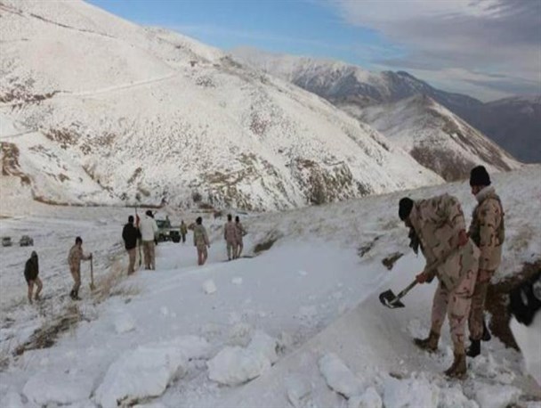 تلاش مرزبانان برای برف‌روبی معابر مرزی آذربایجان‌غربی
