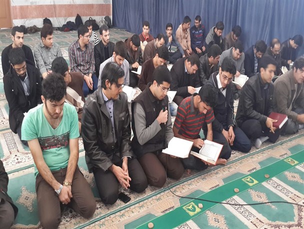ختم سوره فتح توسط دانشجویان دانشگاه کردستان برای شهدای چپل هیل/عکس