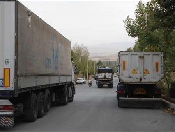 جولان تریلی ها در مرکز «بیله سوار»/لزوم ساخت جایگاه سوخت درخارج شهر