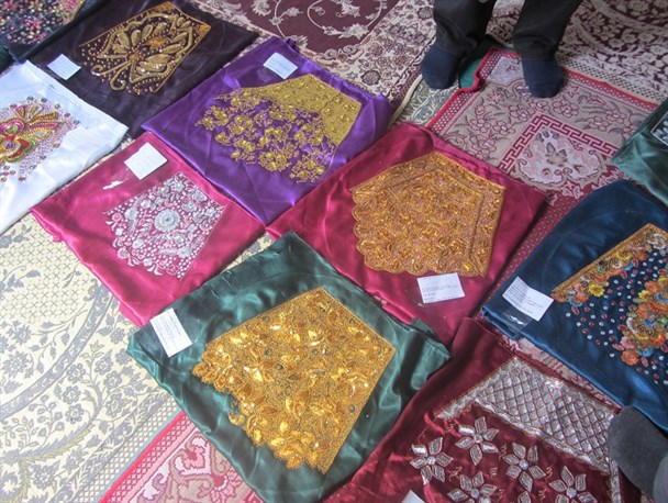 آموزش صنایع دستی و گلابتون دوزی در گافر و پارامون+ تصویر