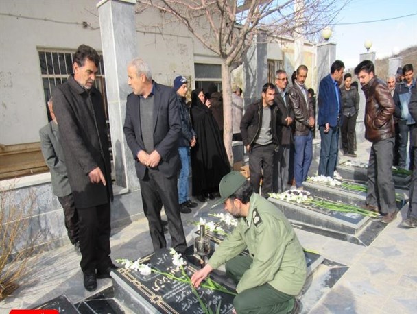 قبور مطهر شهدای چادگان، غبار روبی و عطرافشانی شد+ تصاویر