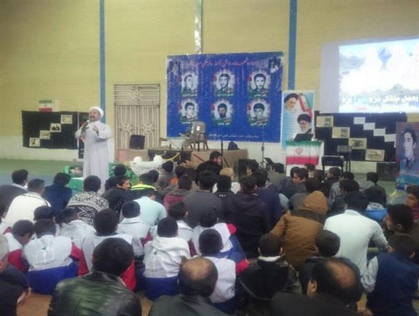 دشمن از راه کمرنگ کردن ایثار و جانفشانی شهدا به جنگ نسل جوان آمد