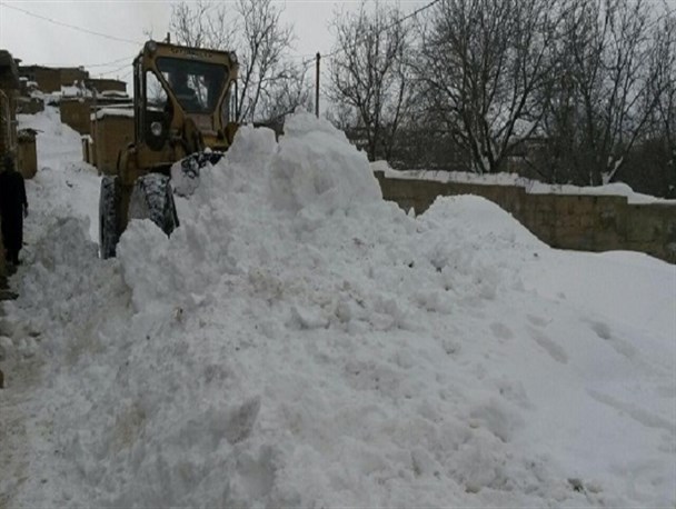 روایتی از کمک دهیاران به برفروبی معابر روستایی در تویسرکان/خرمرود نیازمند یک راهدارخانه موقت وفصلی برای خدمت رسانی به مردم+تصاویر