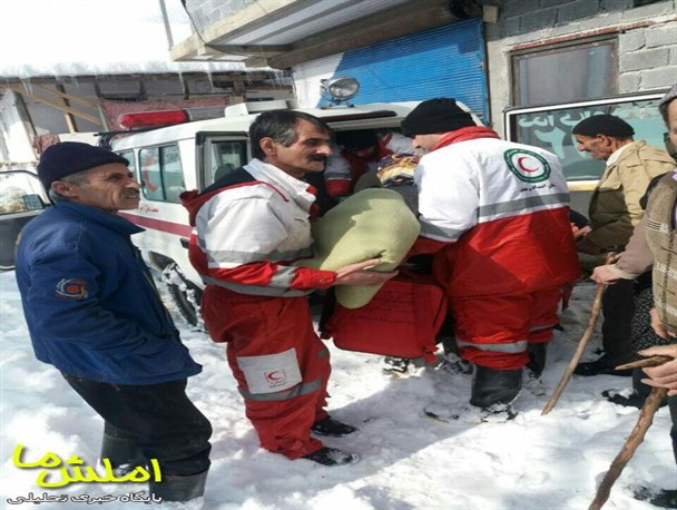 نجات زن ۶۵ ساله شوکی در روز برفی + عکس