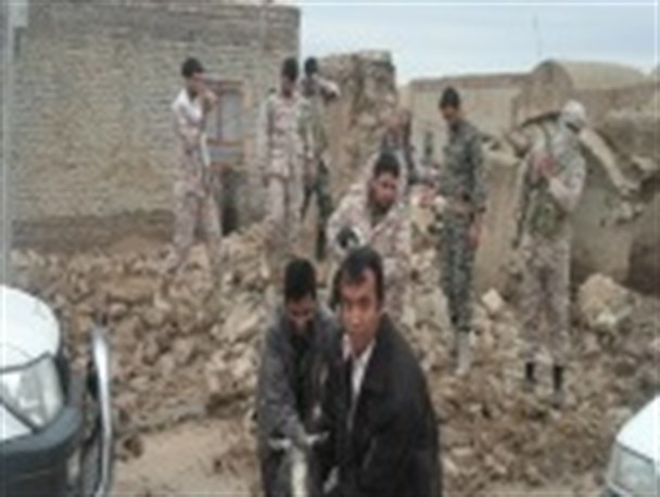 کمک رسانی نیروهای قرارگاه شهید هراتی سیستان به سیل زدگان نهبندان