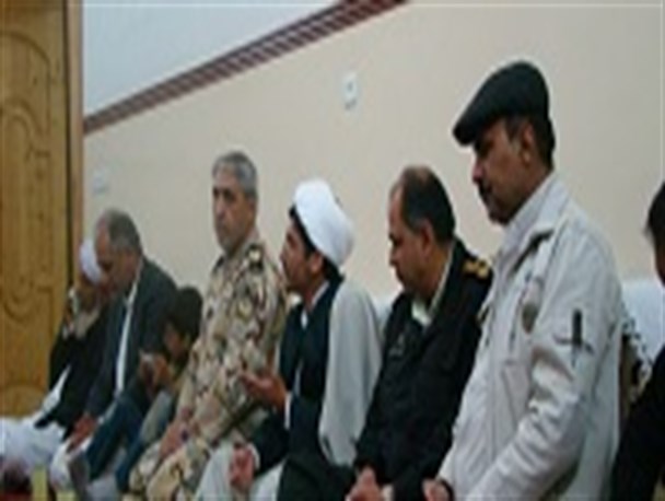 خانواده شهدا افتخار نظام و انقلاب هستند
