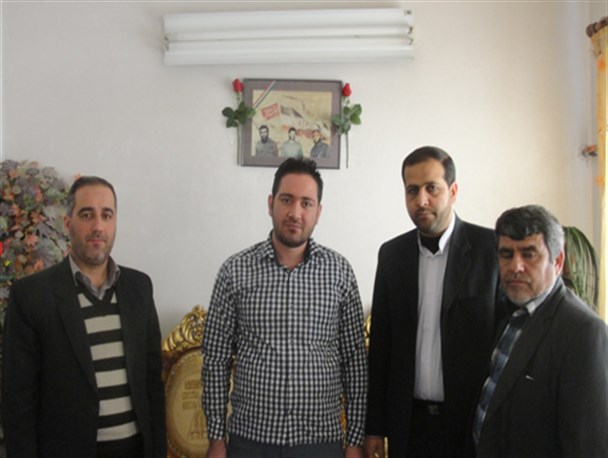 دیدار مسئولین بسیج دانش آموزی با خانواده دو شهید گلستانی