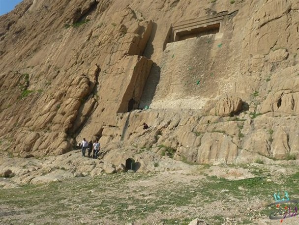 گوردخمه دکان داوود اثری به جامانده از دوره هخامنشی / از تصویر حجاری شده بر دل کوه تا طبیعت سبزی که پذیرای گردشگران می شود