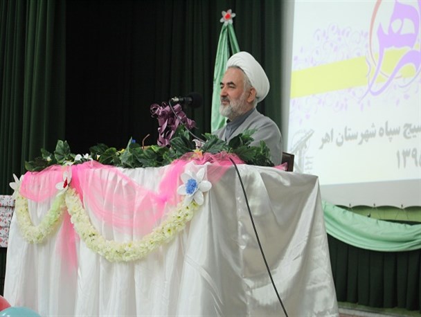 بانوان قدر جنسیت خود را بدانند و سعی نکنند شبیه مردان شوند