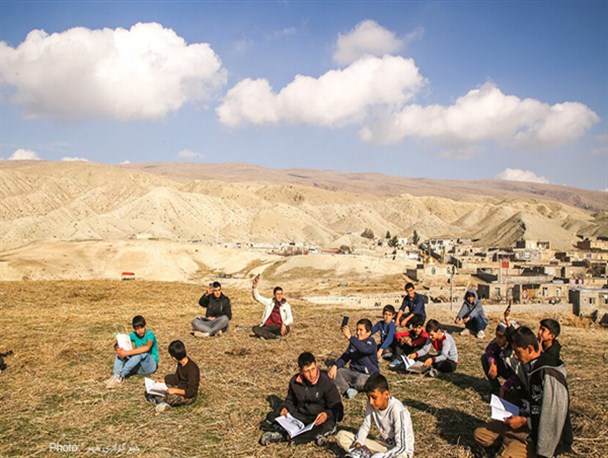 کوه و بیابان؛ مأمن دانش‌آموزان برای درس‌خواندن/ دانش‌آموزان روستایی نیازمند اینترنت هستند