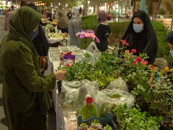 برپایی بازارچه خیریه در پیاده راه ولیعصر(عج) در یزد