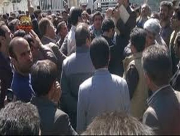تجمع اعتراض آمیز فرهنگیان بناب مقابل آموزش و پرورش