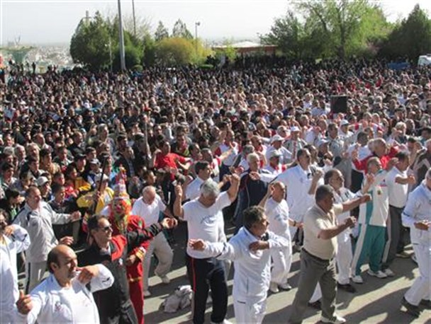 همایش بزرگ پیاده روی خانوادگی در شهرستان خمین برگزار شد + عکس