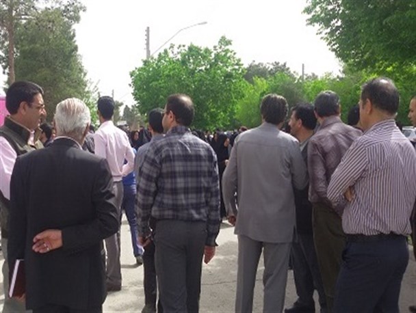 تجمع اعتراض آمیز معلمان در مقابل اداره کل آموزش و پرورش گلستان/معترضان به اجتماعی دیگر تهدید کردند