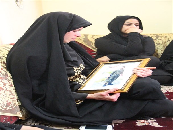 همسرم سالها منتظر اعزام به سوریه بود/ دفاع از اسلام را وظیفه می دانست/ فرزندم خبر شهادت پدرش را باور نمی کند