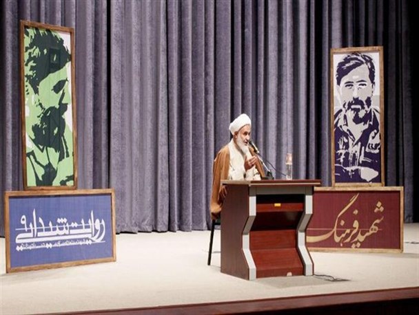 یک هنرمند انقلابی هیچ وقت عقب‌نشینی نمی‌کند