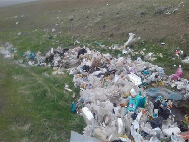 شهرداری در محیط زیست زباله کاشت!/اعتراض روستاییان از دفن نامناسب زباله ها بالا گرفت