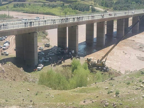 غرق شدن خودروی پاترول در رودخانه شاهرود لوشان/ عملیات جستجو برای یافتن راننده ادامه دارد+تصاویر