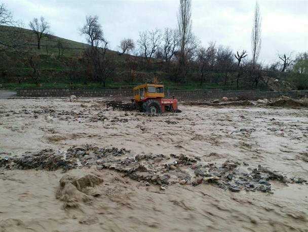 تناقض در گزارشات حادثه‌ی سیل/ عدم ممانعت از تردد خودروها در زیر پلِ غله‌زار جای تعجب دارد