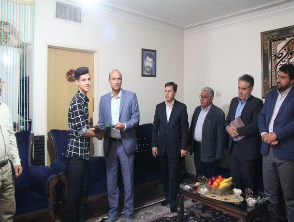 تجلیل مسئولان بهارستانی از کاپیتان تیم ملی تکواندو
