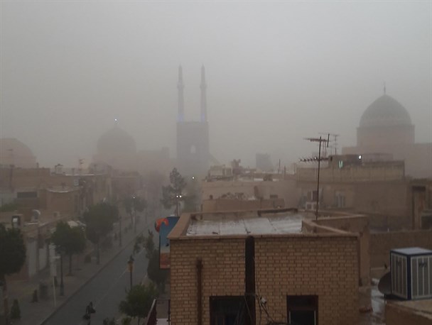 طوفان شن با سرعت ۷۰ کیلومتر یزد را فرا گرفت +تصاویر