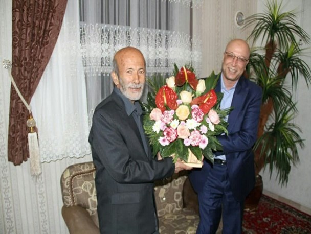 عکس/دیدار وزیر علوم با معلم کلاس اول خود در تفرش