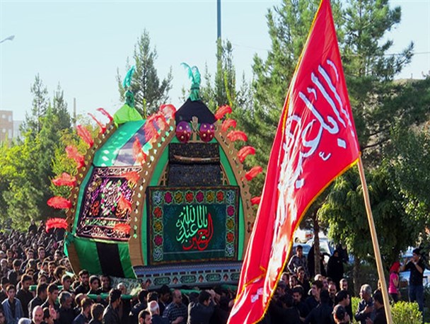 نخل گردانی شام بیست و یکم رمضان در یزد؛ جلوه ای از داغ بر دل نشسته