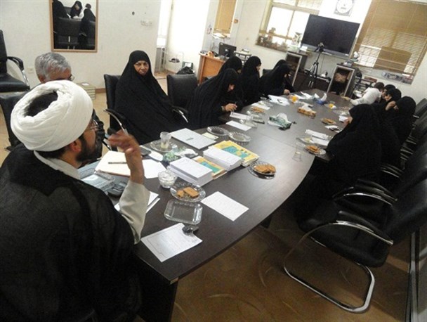 حضور فعالانه و مؤثر طلاب خواهر در جامعه افزایش یابد