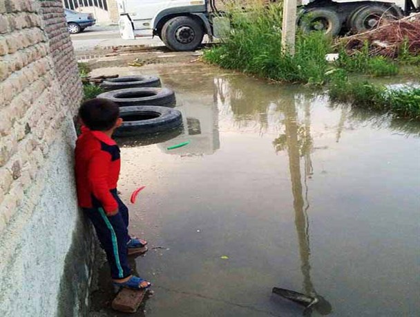 بالا آمدن فاضلاب زندگی یک خانواده روستایی در نقده را فلج کرد