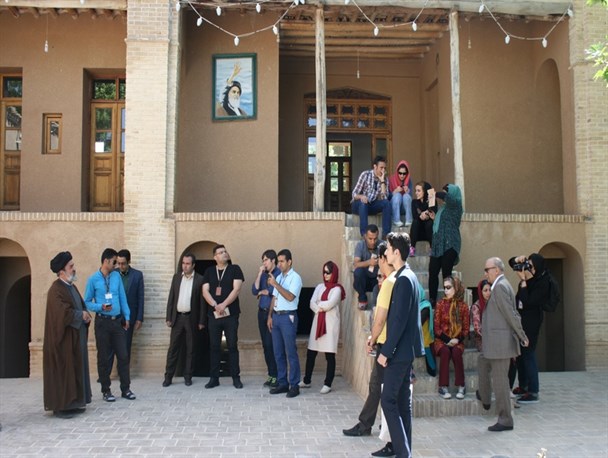 نمایندگان ۳۲ شرکت گردشگری کشور از بیت امام خمینی(ره) در خمین بازدید کردند