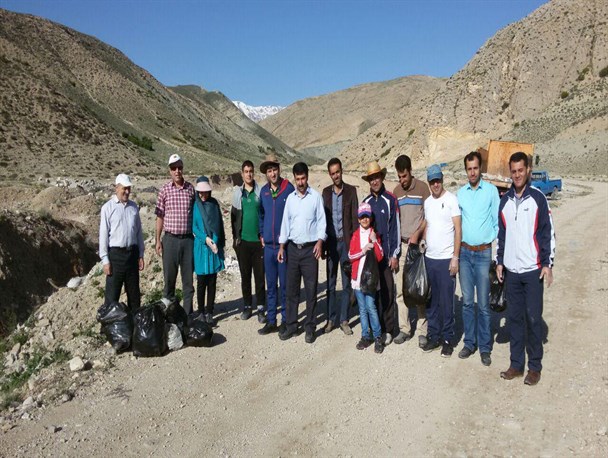 پاکسازی ورودی شهر ارجمند از وجود زباله توسط دوستداران محیط زیست/ مسئولان نسبت به دفن بهداشتی زباله در ارجمند اقدامی موثر انجام دهند