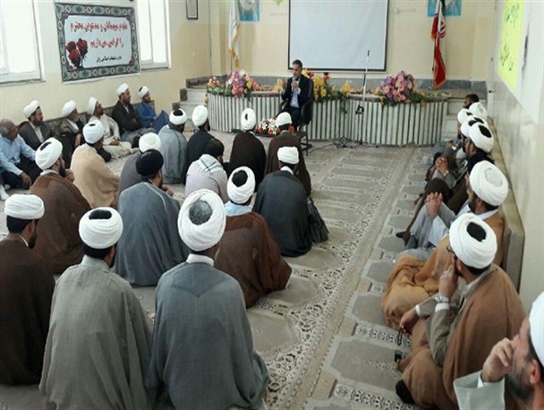 بصیرت افزایی و ارتقاء سواد جامعه وظیفه روحانیت است