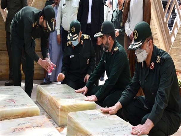 ادای احترام سرلشکر سلامی به مقام شامخ ۸ شهید گمنام تپه نورالشهدا گرگان