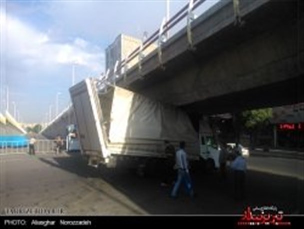 تصویری/ گیرکردن کامیونت زیر پل ابوریحان