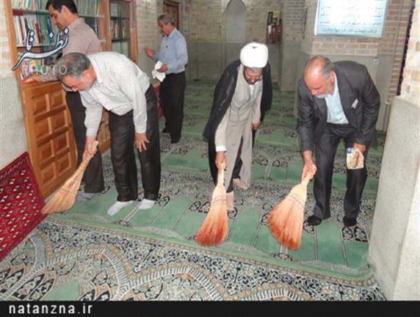 در آستانه ماه مبارک رمضان مساجد نطنز غبارروبی شد/ تصاویر