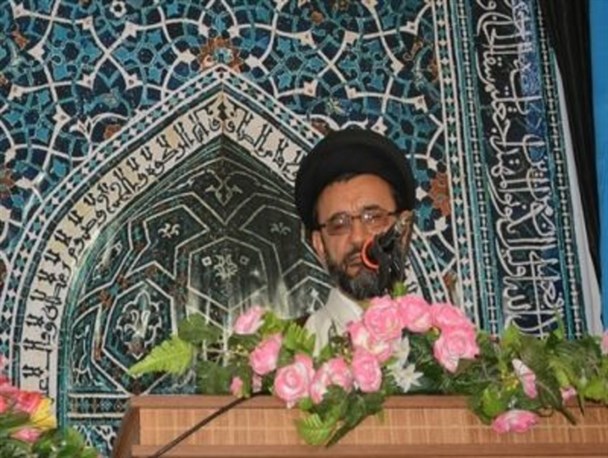توجیه کارهای غربی ها توسط بعضی مسئولین دولتی تعجب بر انگیز و خطرناک است