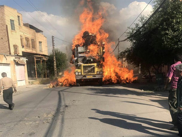 آتش سوزی کامیون حامل علوفه در روستای پریخان مشگین‌شهر مهار شد