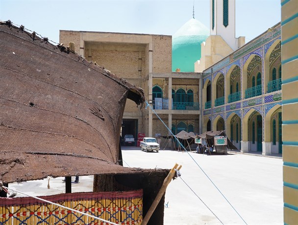 نصب و آماده‌سازی سیاه‌چادرهای کنگره عشایری کشور در مصلی امام خمینی (ره) شهرکرد